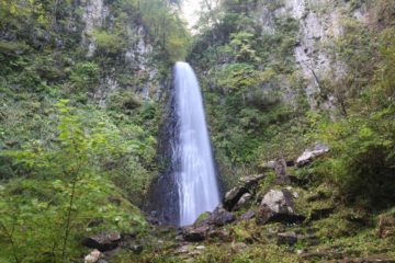 The Amedaki Waterfall was one of our easier visits to a waterfall in Japan.  It was where the Fukuro River (Fukurogawa) dropped some 40m over a columnar basalt cliff.  We were able to see evidence....
