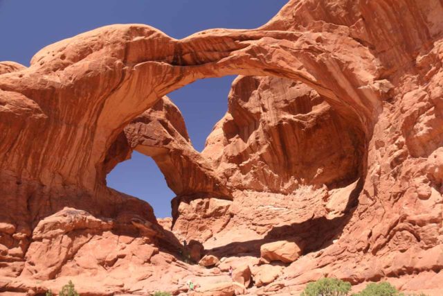 Arches_NP_076_04192017 - El Parque Nacional Arches era muy popular por una buena razón, ya que había innumerables arcos naturales de fácil acceso. Aquí se muestra el impresionante Arco Doble en la Sección de Ventanas