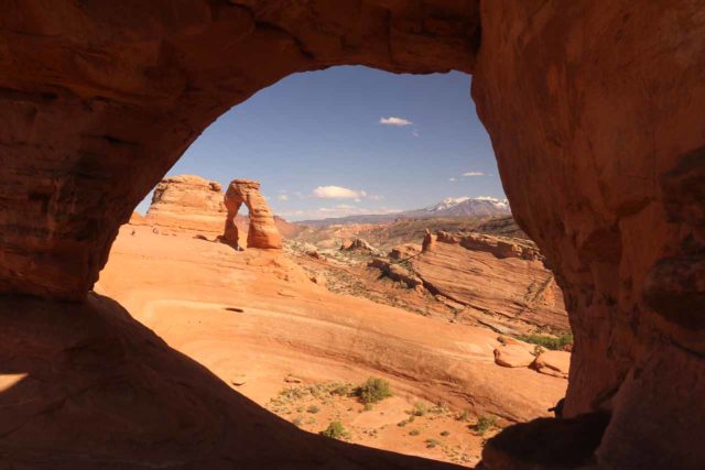 Arches_NP_349_04192017 - Moab foi a base das visitas ao Parque Nacional dos Arcos, onde pudemos ver as formações rochosas pelas quais o parque era conhecido, como o Arco Delicado (símbolo do estado de Utah) apoiado pelas Montanhas La Sal