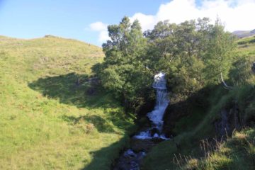 The 'Ardvreck Castle Waterfall' was what I'm dubbing this unexpected waterfall surprise that we just so happened to notice when we stumbled upon the equally unexpected surprise of the ruins of...