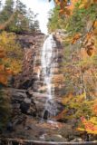 Arethusa_Falls_069_10022013 - endelig gør det ned til Arethusa Falls, hvor du kan se andre mennesker komme helt op til vandfaldene, der giver en følelse af skala af størrelsen af dette vandfald