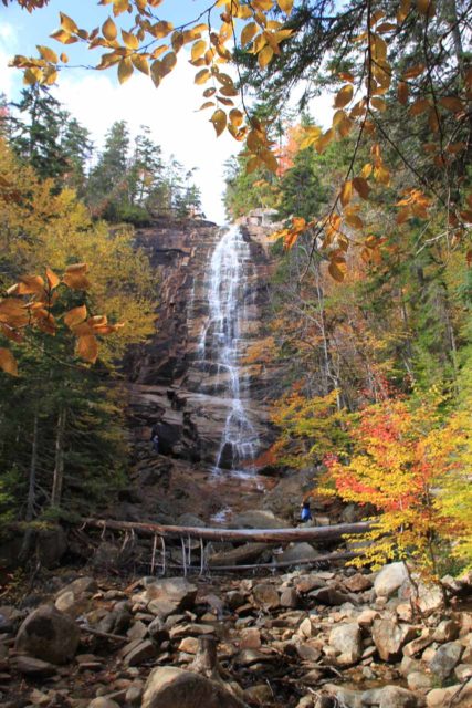 Arethusa_Falls_072_10022013 - Katse eteenpäin Arethusan putouksille ja bouldery Bemis-Puron uomalle, joka viittaa epätasaiseen lohkareeseen, jota tarvitaan vesiputouksen näkemiseen