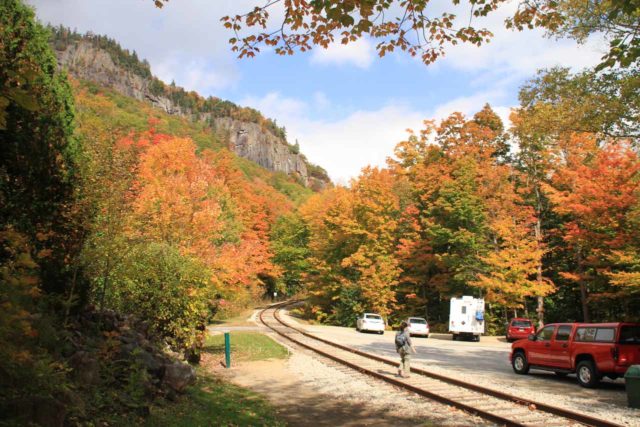 Arethusa_Falls_118_10022013 - Blick auf die Eisenbahn und Klippen (ich glaube, es sind die Frankenstein-Klippen) am Ausgangspunkt Parkplatz für Arethusa Falls