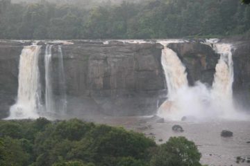 Athirappilly_Falls_035_11162009
