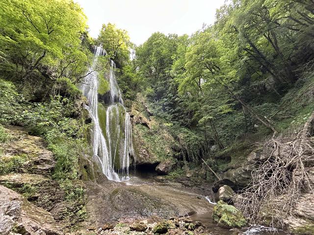 Autoire_044_iPhone_14_06082025 - Contextual look at the Cascade d'Autoire from its nearest lookout where the waterfall had a healthy flow during my visit in June 2025