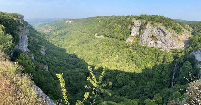 Autoire_098_iPhone_14_06082025 - Broad wide angle cliff top look at the cirque containing the Cascade d'Autoire at its head and the town of Autoire well downstream to the topleft of this photo