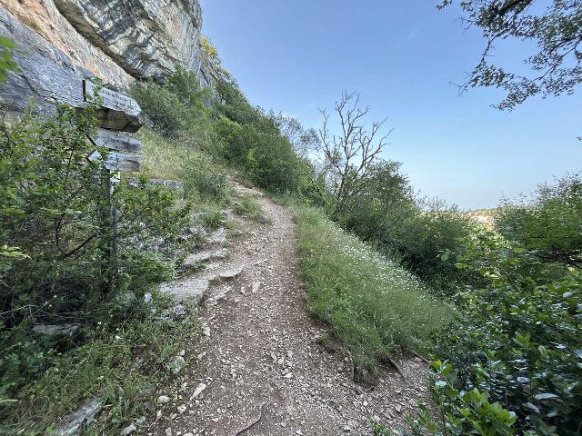 Autoire_120_iPhone_14_06082025 - The trail fork where keeping left made it to the Chateau d'Anglais while the steeply descending path on the lower right went back to the floor of the valley and eventually back to Autoire (or even the foot of the Cascade d'Autoire)