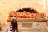 Bamberg_115_07222018 - Tahia looking at some kind of carving of a reclining pope inside the Bamberg Dom