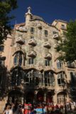 Barcelona_116_06202015 - Looking up at the context of the eccentric Casa Batllo