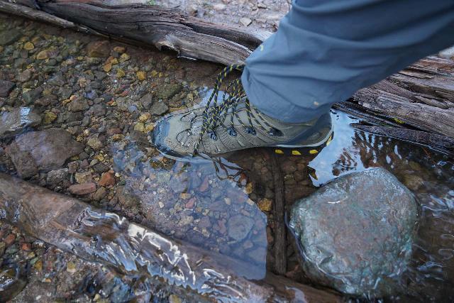 La botte Salomon Quest 4D 3 GTX présente effectivement un certain degré de résistance à l'eau