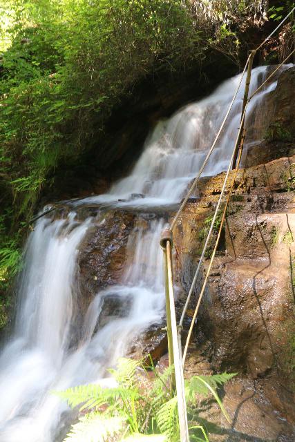 Big_Basin_Loop_314_04232019 - Ścieżka biegnąca przy krawędzi Silver Falls