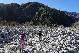 Bonita_Falls_018_01182021 - Julie et Tahia en randonnée dans la fourche sud du lavage de Lytle Creek à la poursuite des chutes de Bonita sous le soleil étonnamment chaud de la mi-janvier 2021