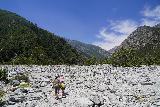 Bonita_Falls_025_06122020 - Tahia y Julie de vuelta en el campo de rocas abierto de camino a Bonita Falls después de cruzar Lytle Creek durante nuestra visita de junio de 2020