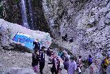 Bonita_falls_080_01182021-pe lângă faptul că o mulțime de oameni nu purtau măști, ei nu se distanțau social, având în vedere imobilele limitate de la baza bonita Falls, ceea ce a făcut răcirea aici mai periculoasă decât pre - Pandemia zile