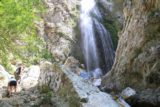 Bonita_Falls_092_05072011 Contesto di un'altra famiglia si presenta e cerca di arrampicarsi per avvicinarsi al Bonita Cade