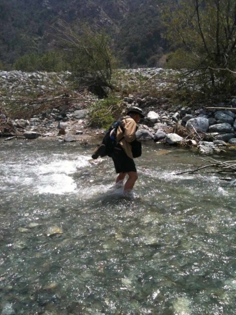 Bonita_Falls_135_05072011 - przemierzanie Lytle Creek w wysokim przepływie podczas wizyty w maju w mokrym roku (2011)