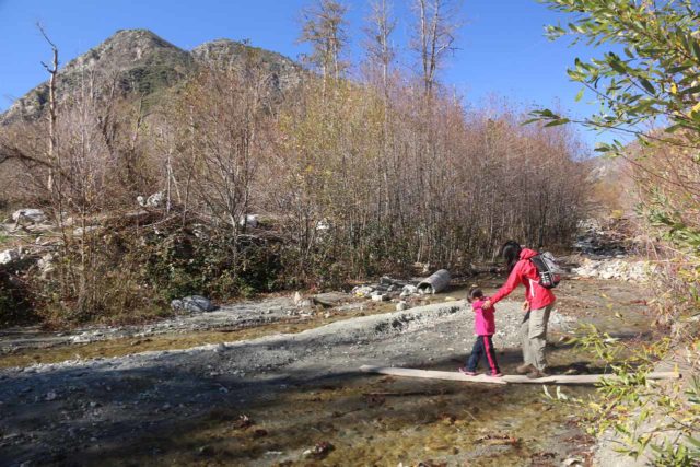 Bonita_Falls_15_011_12312015 - Julie a Tahia křížení Lytle Creek s pomocí některých prken, které někdo položil tu chvíli potoka byl v nízký průtok