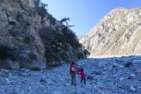 Bonita_Falls_15_031_12312015 - Julie y Tahia atravesando el lavado de rocas mientras nos dirigíamos a la sombría pared sur, que también actuó como nuestra guía de senderos durante gran parte del tiempo que estuvimos en el propio lavado en ruta a Bonita Falls a finales de diciembre de 2015