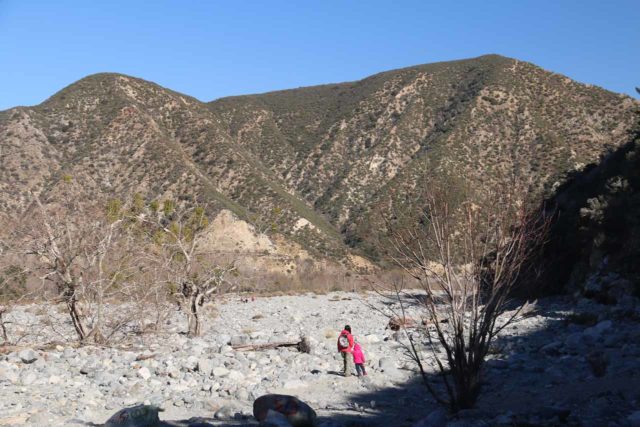 Bonita_Falls_15_148_12312015 - Julie e Tahia de fazer o seu caminho de volta através da bouldery lavagem de rota para o nosso carro estacionado na base dessas montanhas à frente