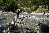 Bonita_Falls_211_06122020 - Regresando a través del improvisado 'puente' de roca en Lytle Creek para poder hacer la travesía sin arruinar las botas de senderismo Gore-tex durante nuestra visita a Bonita Falls en junio de 2020'bridge' on Lytle Creek so I could make the traverse without ruining the Gore-tex hiking boots during our visit to Bonita Falls in June 2020