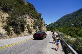 Bonita_Falls_238_06122020 - Julie e Tahia a piedi lungo Lytle Creek Road, come abbiamo cercato di recuperare la nostra auto parcheggiata alla fine del nostro Bonita Falls nel giugno del 2020