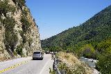 Bonita_Falls_251_06122020 - Julie und Tahia gehen weiter entlang der Schulter der Lytle Creek Road zurück, um unser geparktes Auto am Ende unserer Bonita Falls-Wanderung im Juni 2020 zu bergen