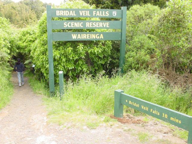 Bridal_Veil_Falls_001_11192004 - Julie starting the walk to Bridal Veil Falls