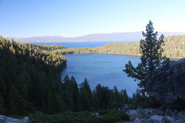 Cascade_Falls_073_06222016 - Cascade Lake und seine Ablösung vom Lake Tahoe im Hintergrund vom Cascade Falls Trail aus gesehen