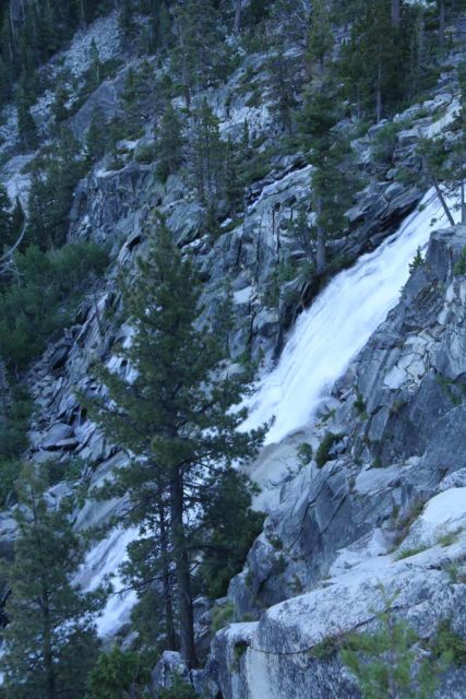 Cascade_Falls_122_06222016 - Vue de profil des chutes en cascade à partir d'un brouillage non autorisé tout en cherchant sans succès un chemin vers sa base