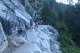 Cascade_Falls_137_06222016 - mama și familia care făcea drumeții cu noi trecând de această secțiune îngustă a traseului Cascade Falls pe drumul de întoarcere