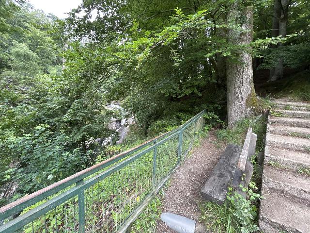 Cascades_de_Mortain_002_iPhone_14_06042025 - Context of a viewing bench with the first frontal (albeit partial) look at the Grande Cascade de Mortain on the way down to the footbridge