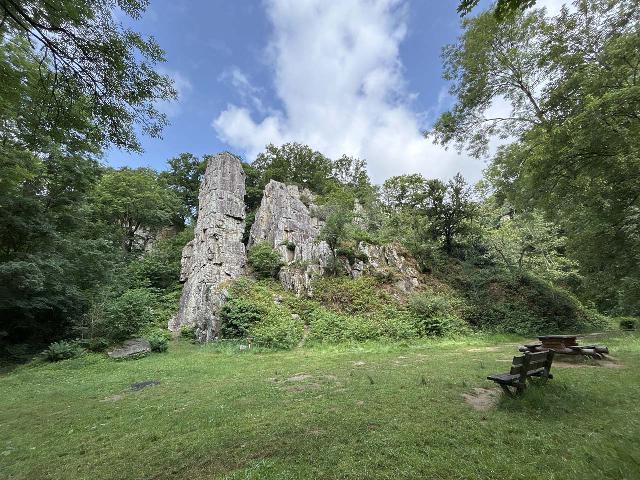 Cascades_de_Mortain_053_iPhone_14_06042025 - Context of the clearing with benches, picnic tables, and the Rocher de l'Aiguille that the benches and tables were facing