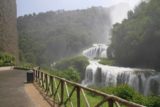 Cascata_della_Marmore_015_20130522 - mglisty i mokry chodnik przechodzący przed Cascata delle Marmore w pełnym spacerze podczas uwalniania zapory