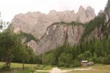 Cascate_di_Pisciadu_205_07162018 - A different look at the trail junctions by the picnic area with the Dolomite Massif and part of the Cascate del Pisciadu towering over them