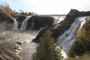 The Chutes de la Chaudiere were an impressive set of segmented waterfalls about 35m tall falling side by side to each other.  One thing that made our waterfalling experience here quite different...