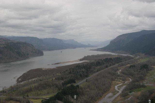 Columbia_River_Gorge_461_03302009 - Looking east from the Crown Point Vista House (itself not far west of Latourell Falls) and into the Columbia River Gorge, where many waterfalls are located
