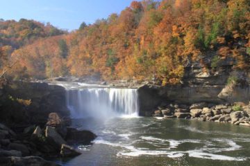 Cumberland Falls definitely has to be up there when it comes to our favorite waterfalls of the South. With a classical rectangular shape that bears a strong resemblance to the Horseshoe Falls...