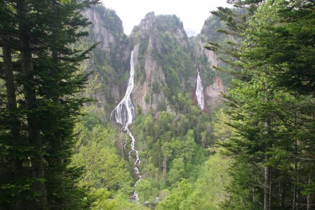 Daisetsuzan_033_06052009 - The Ginga Waterfall (left) and the Ryusei Waterfall (right)