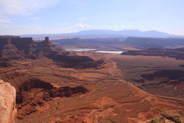 Dead_Horse_Point_17_061_04202017 - Naast Arches en Canyonlands was Moab ook een goede uitvalsbasis voor het verkennen van Dead Horse Point, die eruitzag als een mini-Grand Canyon terwijl de Coloradorivier zich een weg baande door de rode canyons