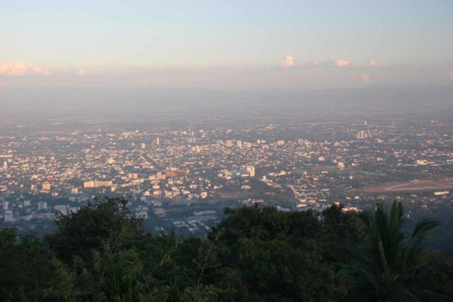 Doi_Suthep_011_12292008 - Ongeveer een uur rijden van de bergen van Mae Sa, bezochten we de Wat Phrathat Doi Suthep, die aanbevolen panorama 's en een aantrekkelijke wierook gevulde aanbidden van complexe's drive up the mountain from Mae Sa, we visited the Wat Phrathat Doi Suthep, which featured panoramas as well as an attractive incense-filled worshipping complex