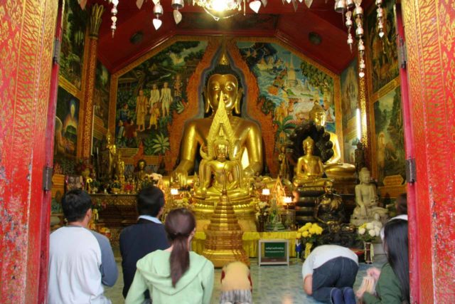 Doi_Suthep_046_12292008-o summit Doi Suthep foi muito ocupado durante a nossa visita, que se seguiu a uma visita bastante precipitada através da Cachoeira de Mae Sa. Tivemos que nos apressar já que tínhamos que ter certeza de chegar ao Doi Suthep antes de fechar's summit was very busy during our visit, which followed a fairly hasty visit through the Mae Sa Waterfall. We had to make haste since we had to make sure to get to Doi Suthep before closing