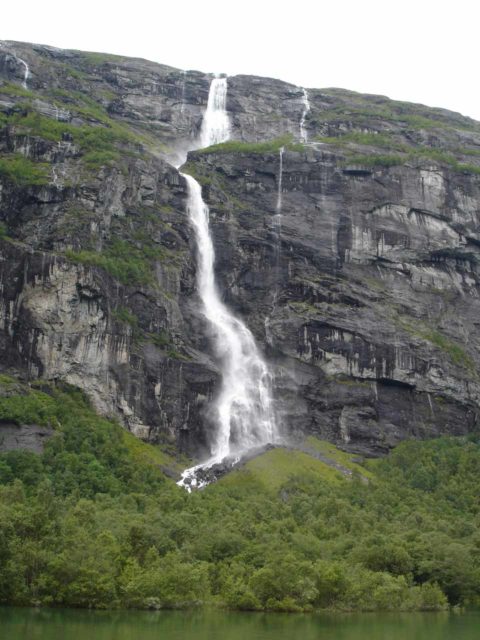 Dontefossen_004_jx_07022005 - Døntefossen as seen in early July 2005