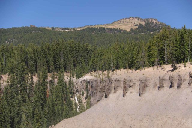 Duwee_Falls_010_07152016 - Context of Duwee Falls and the rim of Mt Mazama in the distance