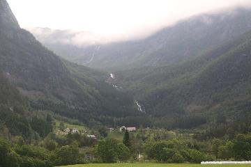 The waterfall tandem of Stigfossen and Fjellfossen sat at the back of the communities of Myster and Eidslandet. According to the old Norgesglasset, Stigfossen was the lower waterfall while Fjellfossen