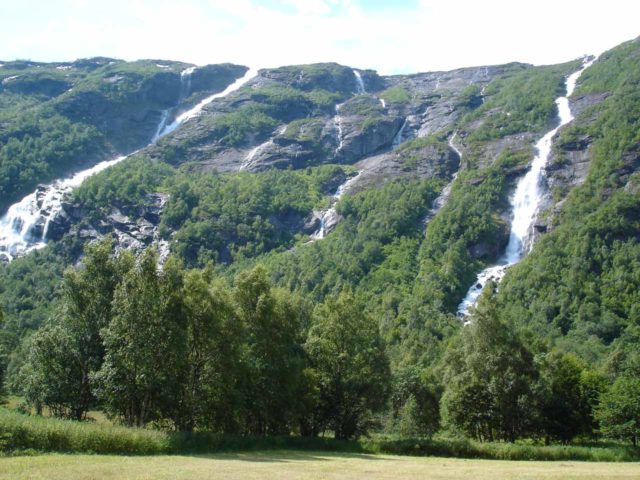 Eikesdalen_035_jx_07032005 - A pair of attractive waterfalls spilling into the head of Eikesdalen, whose watercourses I think are called Tverrgrova (right) and Høvla (left) as seen in July 2005, which featured a bit higher flow than on my 2019 visit
