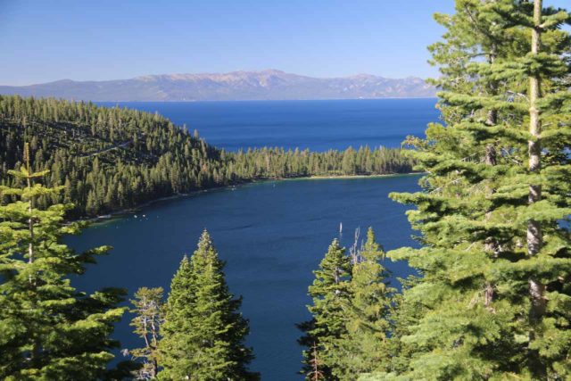 Emerald_Bay_011_06222016 - Rechts over de Hwy 89 van het Uitzicht op de Baai Camping Inspiration Point, een zeer populaire plek om te peer over de Emerald Bay gedeelte van Lake Tahoe