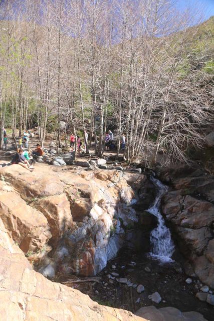 Etiwanda_Falls_158_02012015 - Viele Leute, die weiter stromaufwärts von den Etiwanda Falls im Wasser spielen