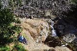 Etiwanda_Falls_240_02272021 - kijken naar de context waarin mensen chillen om te genieten van de beloning van hun inspanningen om de Etiwanda Falls te bereiken, zoals gezien tijdens ons bezoek eind februari 2021