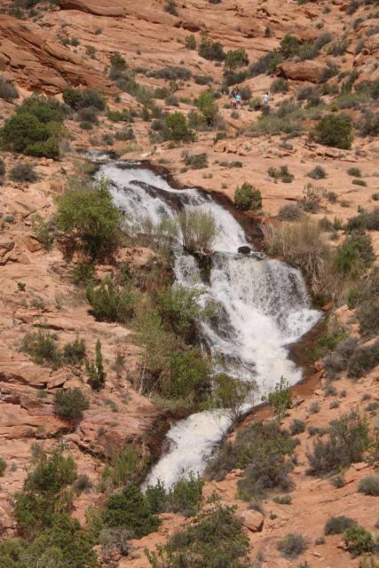 Faux_Falls_052_04202017 - Apropiindu-se de partea de jos a cascadei Faux Falls. Observați oamenii care stau mai sus pentru un sens al scării