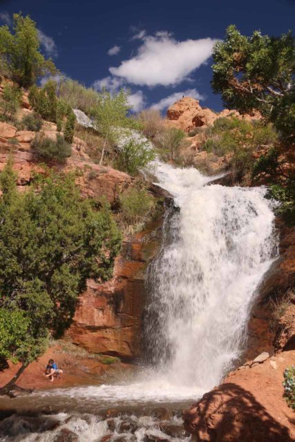 Faux_Falls_059_04202017 - Ein Kind genießt die Basis der Faux Falls bei hohem Durchfluss während meines Besuchs im April 2017